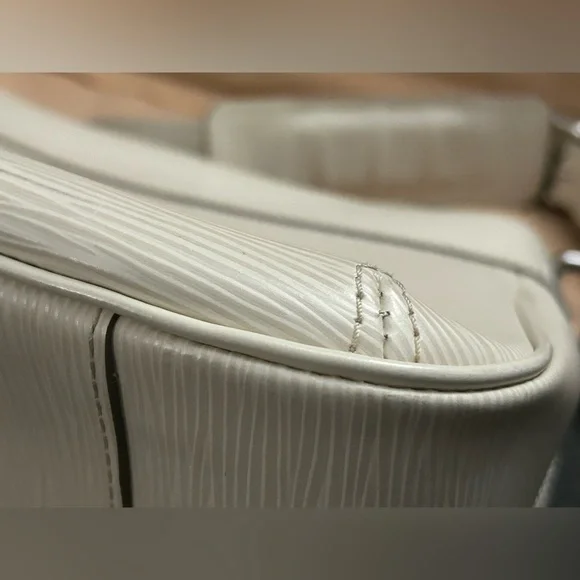 SOLD This is a gorgeous, authentic Louis Vuitton. Feel free to send offers. - Picture 11 of 16